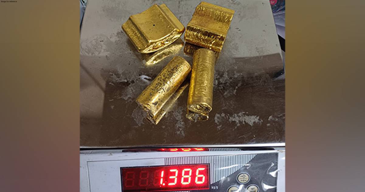 Mumbai: Customs seize 24-carat crude gold weighing 1.3 kg